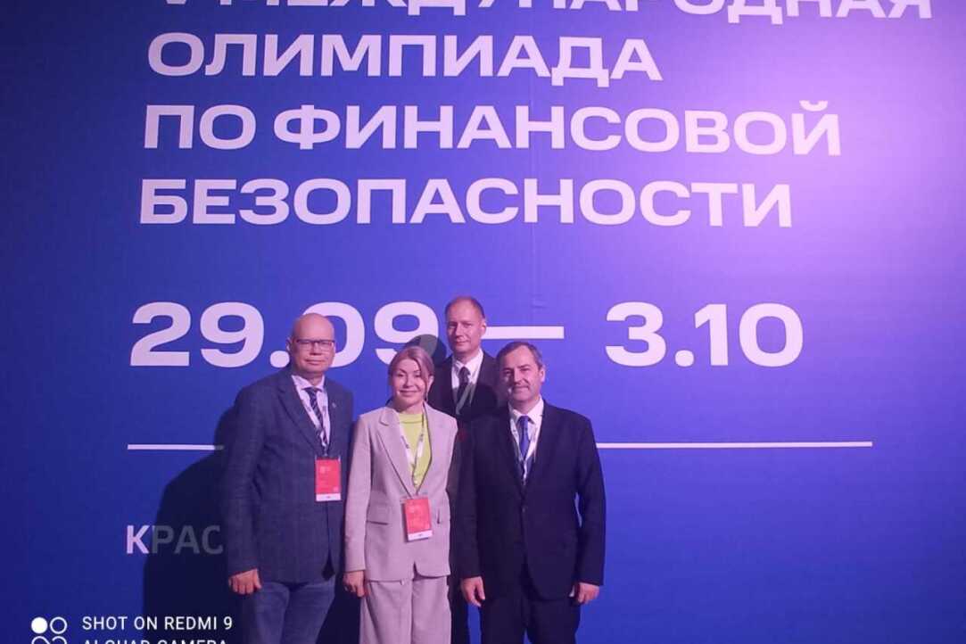 С директором департамента Минфина России С.А.Гашкиной, руководителем Федерального казначейства Р.Е.Артюхиным, министром финансов Красноярского края В.В.Бахарем С директором департамента Минфина России С.А.Гашкиной, руководителем Федерального казначейства Р.Е.Артюхиным, министром финансов Красноярского края В.В.Бахарем